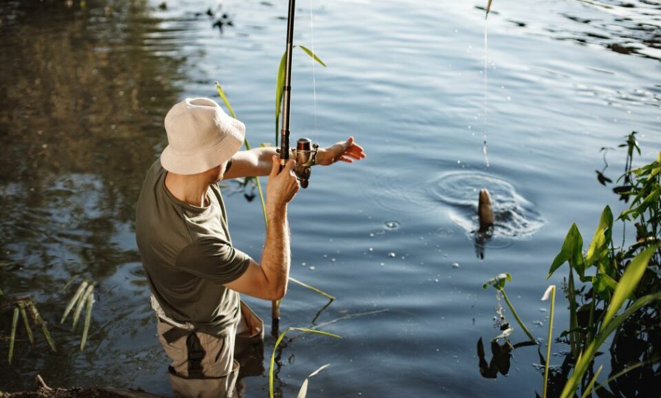 Opdag spændende fisketeknikker med de rette redskaber fra Dolk.dk